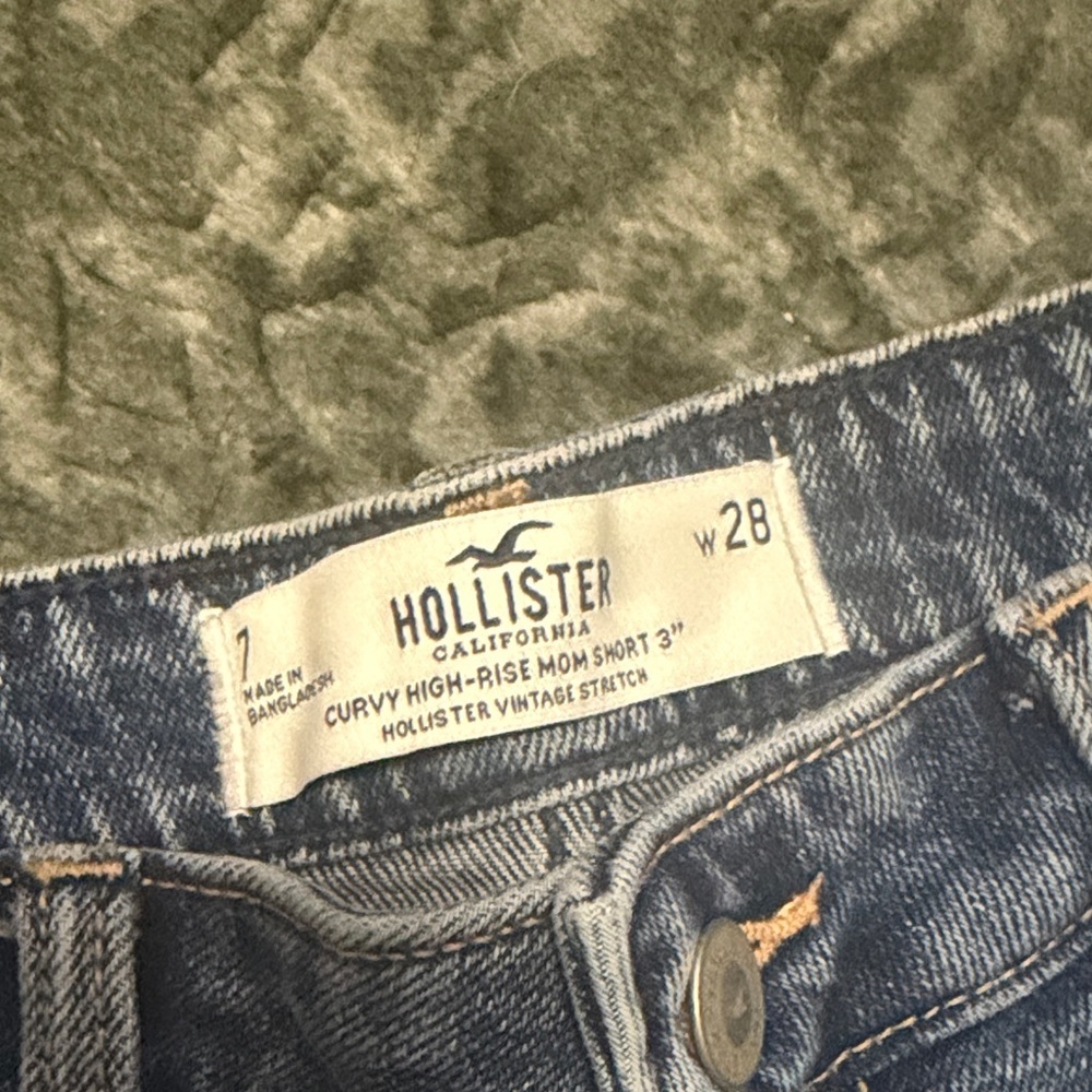 Hollister Women's Curvy High Rise Floral Mom Shorts 3” - Picture 2 of 3